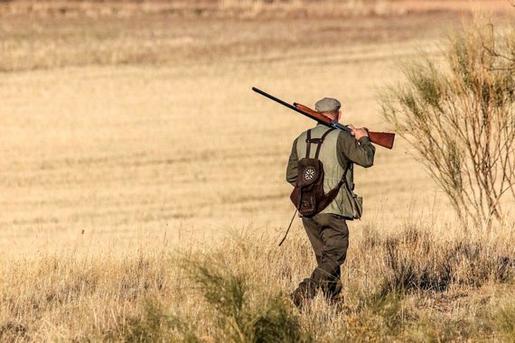 El fenómeno de la caza (femenina) en España: se duplica en un año el número  de mujeres con licencia de armas