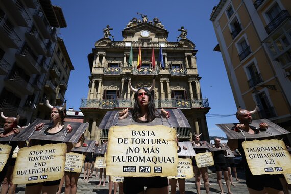 Medio centenar de activistas exclamaron que la tauromaquia es solo tortura medieval